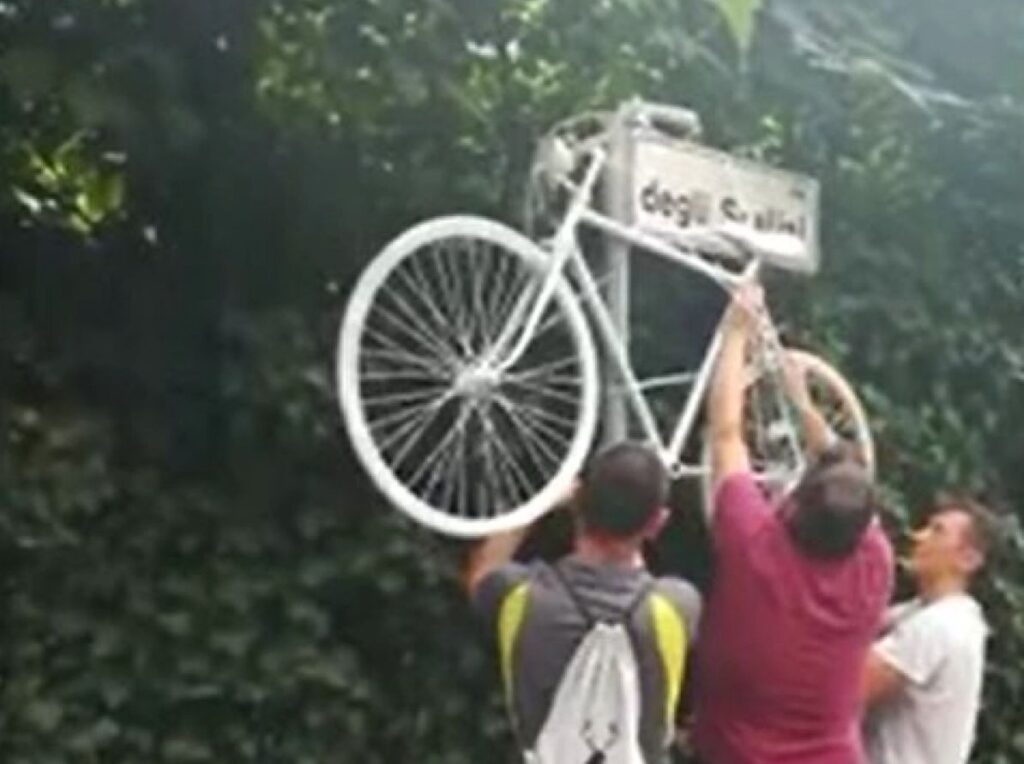 Ritrovata la bici in ricordo di Matteo Prodi: verrà riposizionata in via degli Scalini