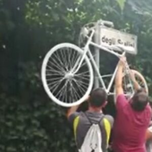 Ritrovata la bici in ricordo di Matteo Prodi: verrà riposizionata in via degli Scalini