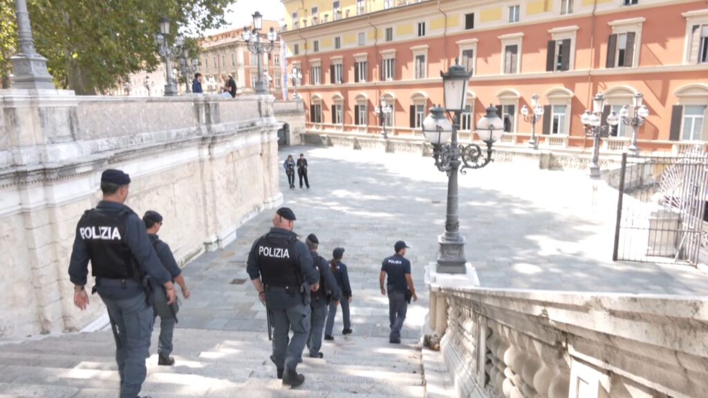 A spasso con la ex nonostante il divieto di avvicinamento, 37enne arrestato dalla polizia