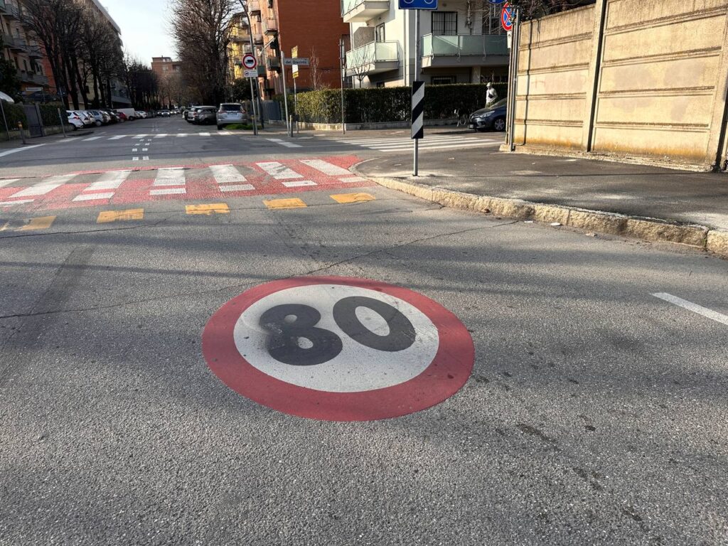 Bologna 30: nasce il Verniciatore Nero. Eroe o sabotatore? La città si divide