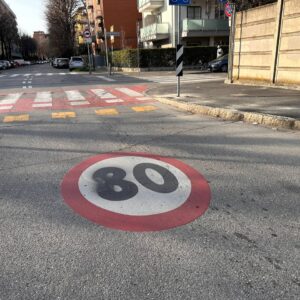 Bologna 30: nasce il Verniciatore Nero. Eroe o sabotatore? La città si divide