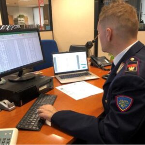 Perseguita una bolognese conosciuta online, arresti domiciliari con braccialetto elettronico