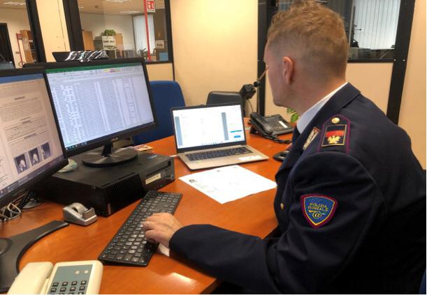 Perseguita una bolognese conosciuta online, arresti domiciliari con braccialetto elettronico