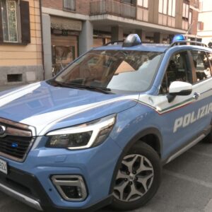 Ruba alimentari e lancia bottiglie addosso al negoziante, arrestato