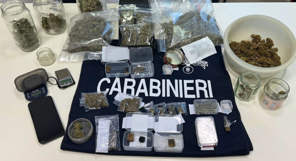 Ha in casa mezzo kg di droga, denunciato a piede libero