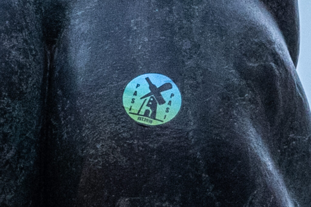 “Violata” natica del Nettuno con adesivo tutto alcool e spinelli: per la gioia dei turisti