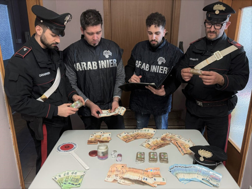 Studente ha in casa mezzo kg di ‘fumo’ e 13.000 euro in contanti