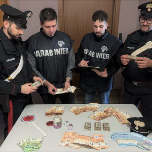Studente ha in casa mezzo kg di ‘fumo’ e 13.000 euro in contanti