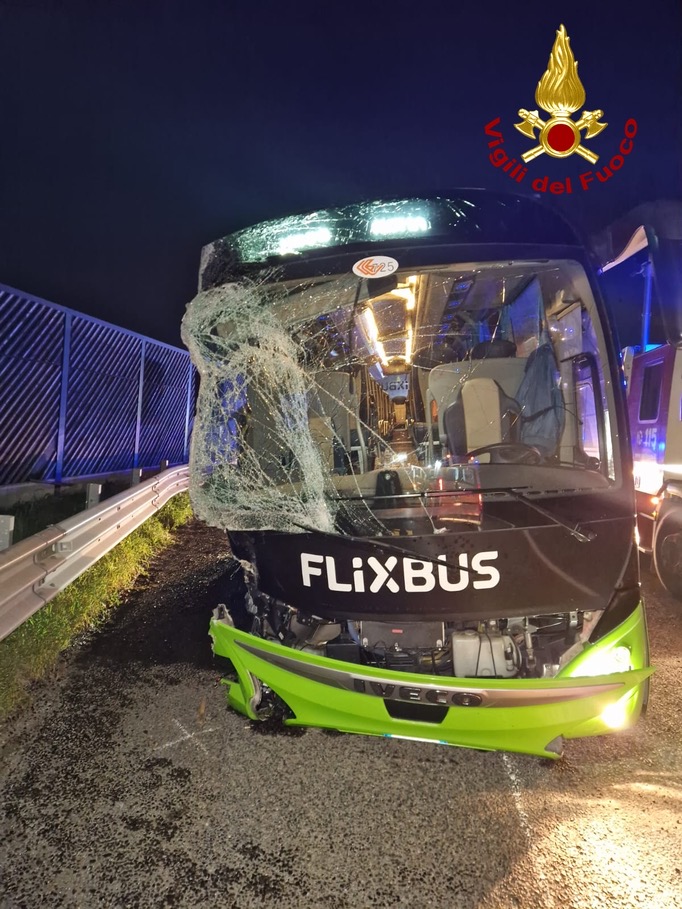 Flixbus si schianta in A1 fra Modena e Bologna, un morto e sei feriti