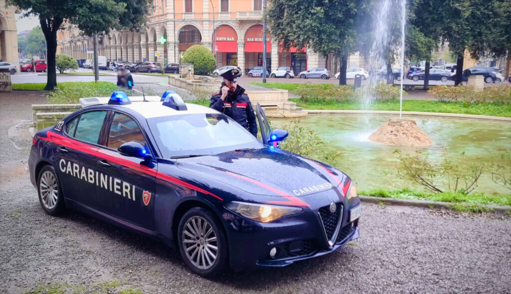 Nasconde droga nella grondaia di un palazzo, denunciato