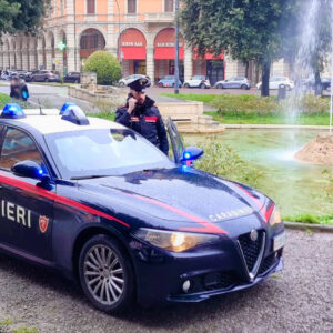 Nasconde droga nella grondaia di un palazzo, denunciato