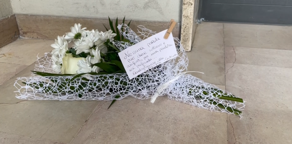 I fiori bianchi per una “perdita così profonda”