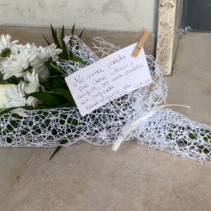 I fiori bianchi per una “perdita così profonda”