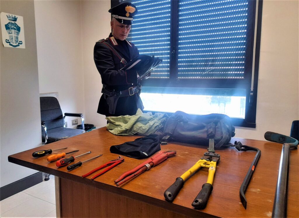 In sella a un motociclo rubato non si ferma all’alt dei Carabinieri