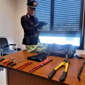 In sella a un motociclo rubato non si ferma all’alt dei Carabinieri