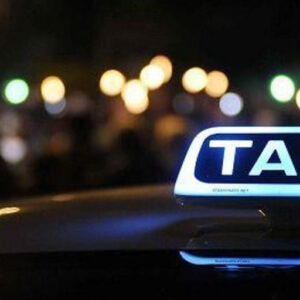 Ruba il cellulare a un tassista e gli chiede 200 euro per restituirlo