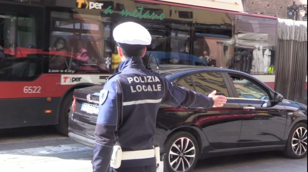 Borseggiano una pensionata su un bus, la Polizia Locale li arresta