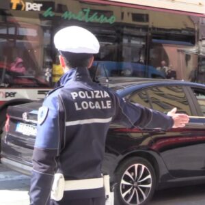 Borseggiano una pensionata su un bus, la Polizia Locale li arresta