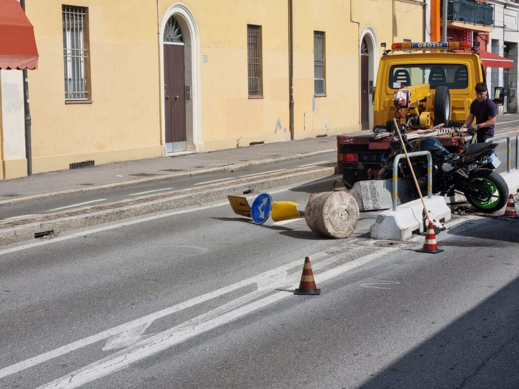 Incidente tra moto e autobus, via Carracci chiusa per 20 minuti