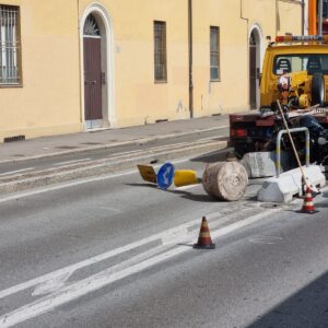 Incidente tra moto e autobus, via Carracci chiusa per 20 minuti