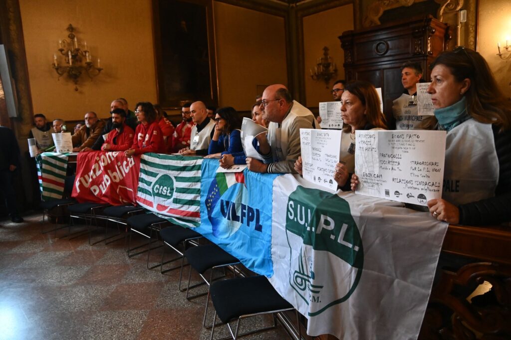 Protesta di sindacati e agenti della polizia locale in Consiglio comunale