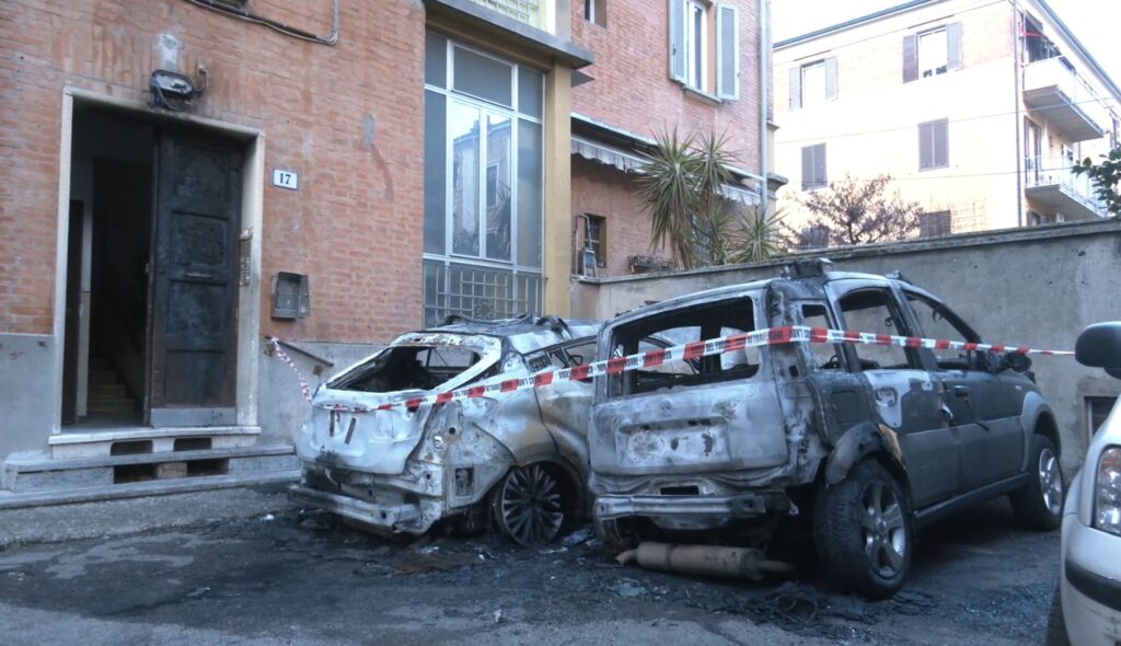 Bruciano tre auto, un proprietario si sente male e sviene