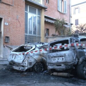 Bruciano tre auto, un proprietario si sente male e sviene