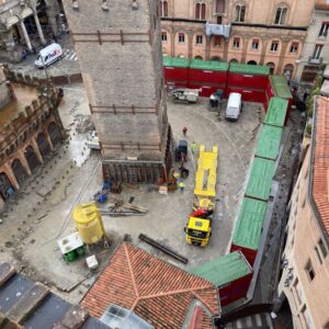 Garisenda: in settimana verrà terminata la ‘cintura’ di container