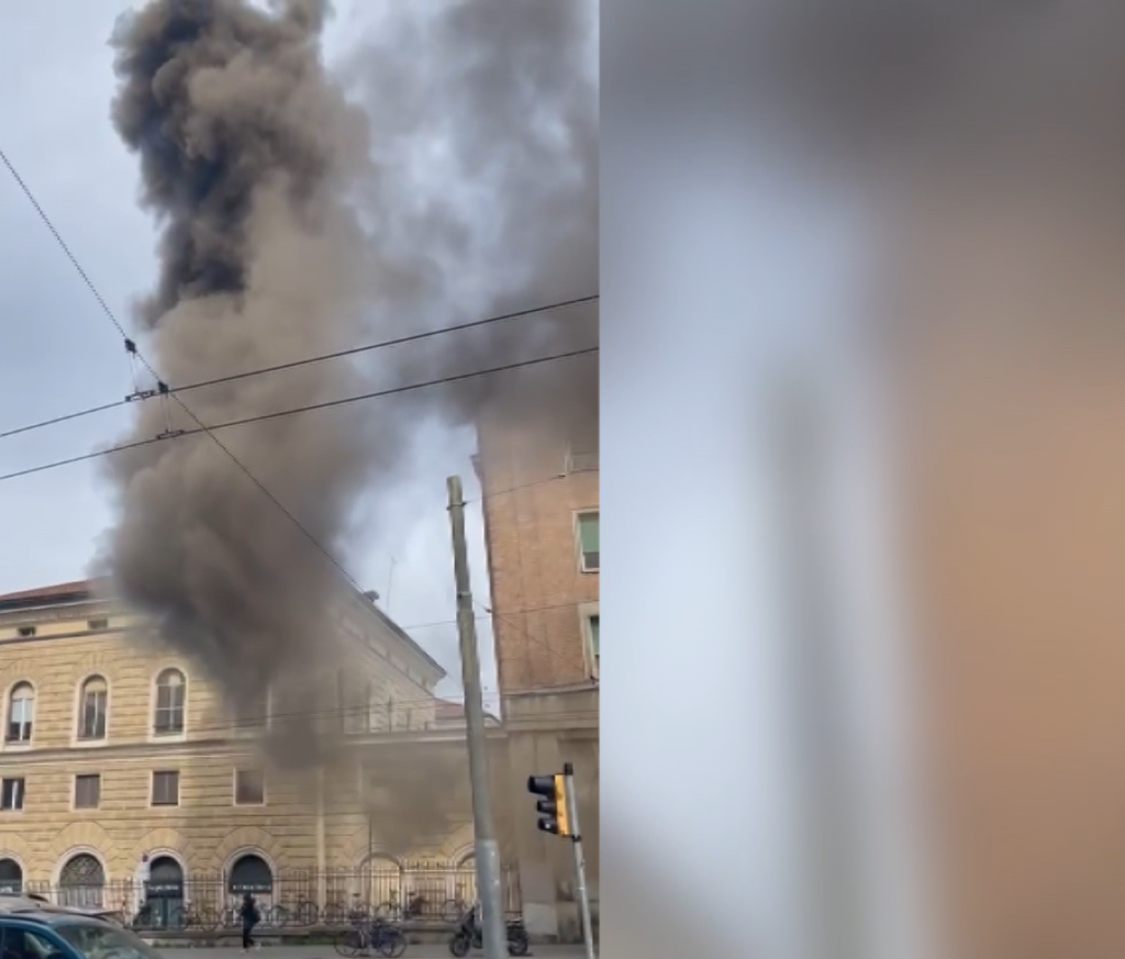 Incendio di una canna fumaria in uno stabile di fianco alla stazione centrale, strada chiusa