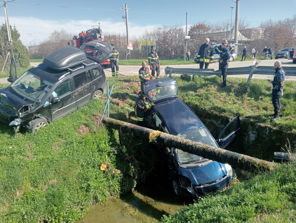 Schianto fra due auto, grave una donna