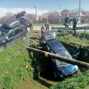 Schianto fra due auto, grave una donna