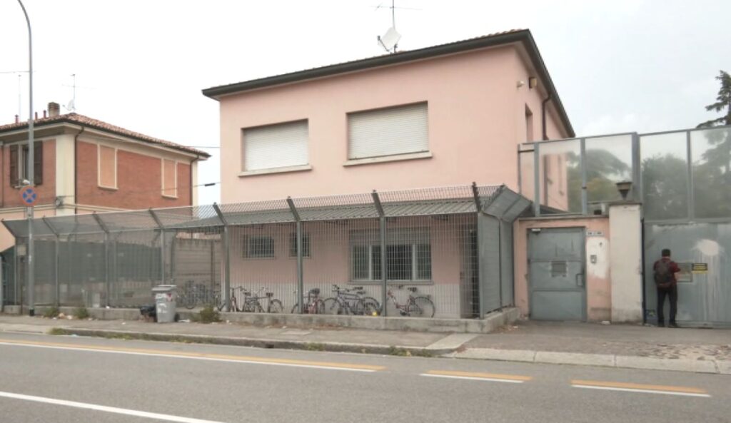 Rissa con coltello al Cas di via Mattei a Bologna: due feriti