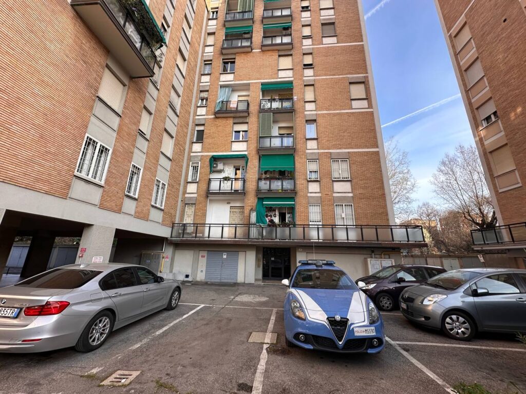 Tragedia a Bologna, muoiono tre bambini e la mamma nel rogo del loro appartamento