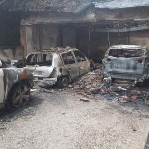 Incendio in via Orioli a Bologna: distrutte tre auto