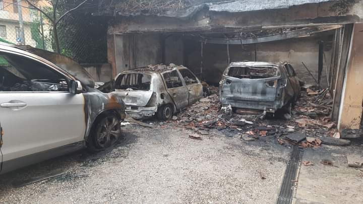 Incendio in via Orioli a Bologna: distrutte tre auto