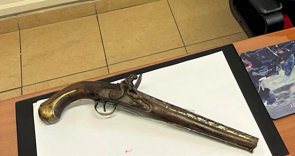 Pistola d’epoca e droga: tre denunciati a Pianoro