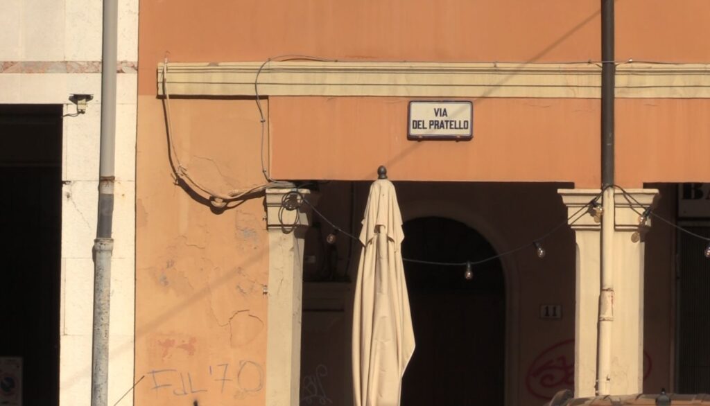 Danneggia telecamere di sorveglianza dei negozi con una mazza da golf