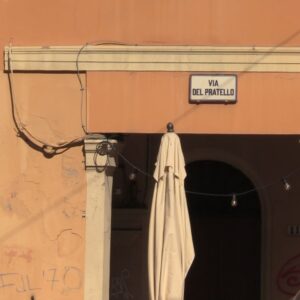 Danneggia telecamere di sorveglianza dei negozi con una mazza da golf