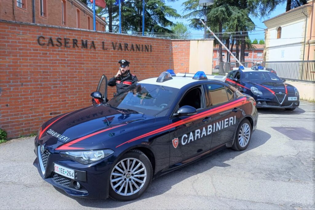 Minaccia di morte l’ex compagna e aggredisce i carabinieri