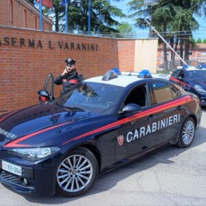Minaccia di morte l’ex compagna e aggredisce i carabinieri