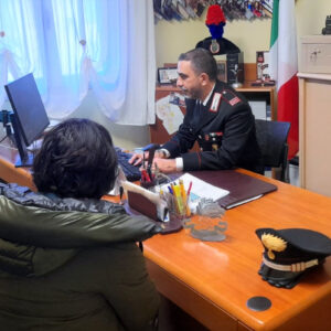 Picchia la compagna incinta e le impedisce di uscire