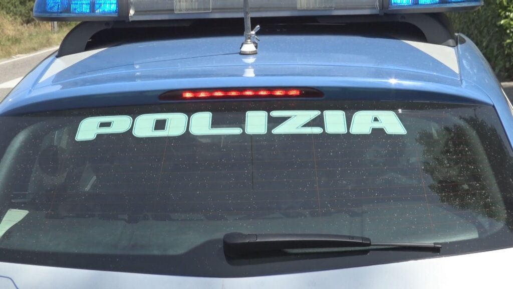 Tiene le figlie rinchiuse nel retro del negozio, arrestata