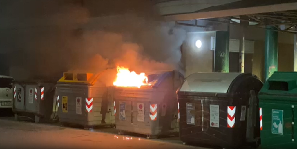 Raid incendiario di cassonetti a Bologna