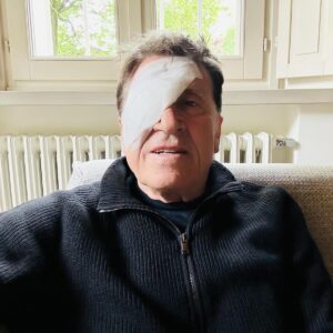 Morandi con un occhio bendato. Choc sul web: “ho fatto a pugni”