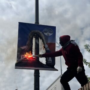 Un 25 aprile col rogo di una foto della Premier Meloni