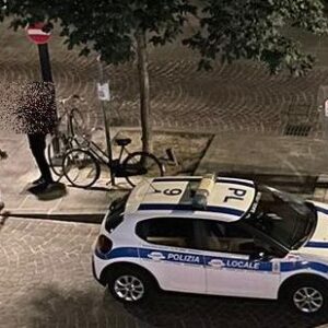 Serve alcolici a 15enni: multa e denuncia per il titolare di un locale a Bologna