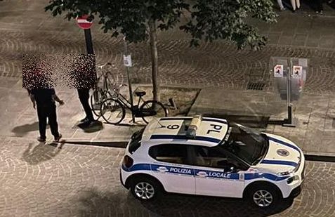 Serve alcolici a 15enni: multa e denuncia per il titolare di un locale a Bologna