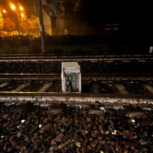 Lasciano una vecchia lavatrice sui binari della ferrovia