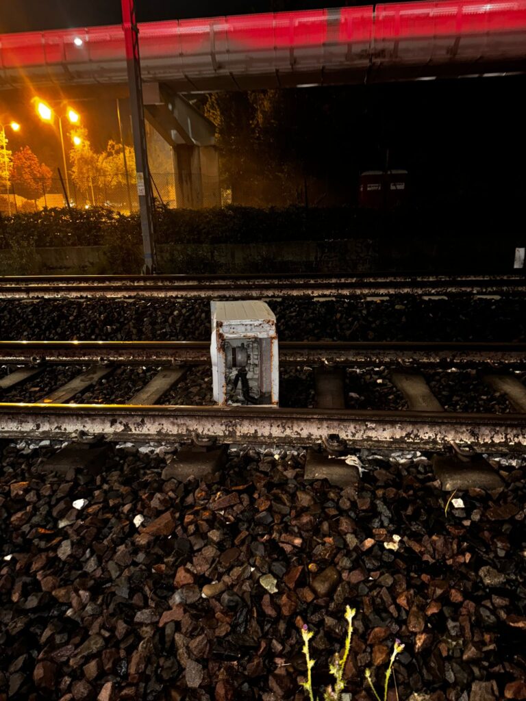 Lasciano una vecchia lavatrice sui binari della ferrovia