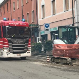 Fiamme dalla friggitrice, pizzeria a fuoco